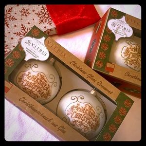 4 Vitbis glass ornaments.